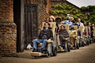 Claire Foy en Andrew Garfield in Breathe (2017)