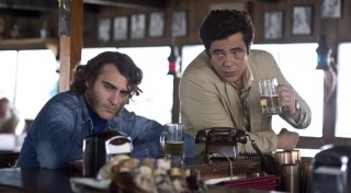 Joaquin Phoenix en Benicio Del Toro in Inherent Vice