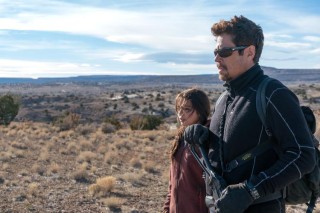 Isabela Merced en Benicio Del Toro in Sicario: Day of the Soldado