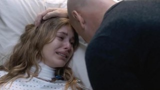 Camila Morrone en Bruce Willis in Death Wish