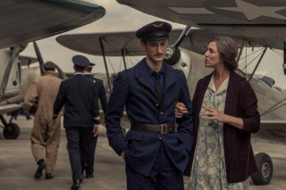 Pierre Niney en Charlotte Gainsbourg in La promesse de l'aube