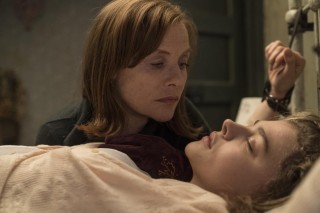 Isabelle Huppert en Chloë Grace Moretz in Greta (2018)