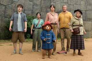 Samuel Joslin, Madeleine Harris, Emily Mortimer, Hugh Bonneville en Julie Walters in Paddington in Peru