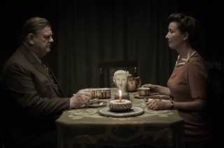 Brendan Gleeson en Emma Thompson in Alone in Berlin