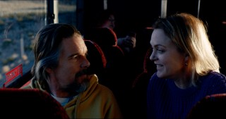 Ethan Hawke en Elaine Hendrix in Adopt a Highway