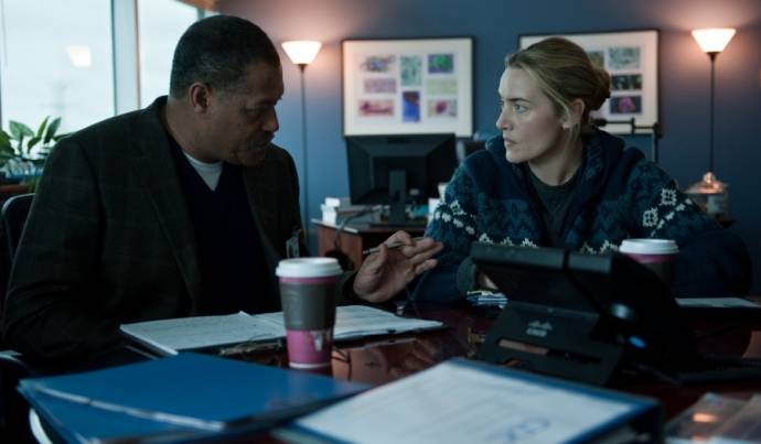 Laurence Fishburne (Dr. Ellis Cheever) en Kate Winslet (Dr. Erin Mears)