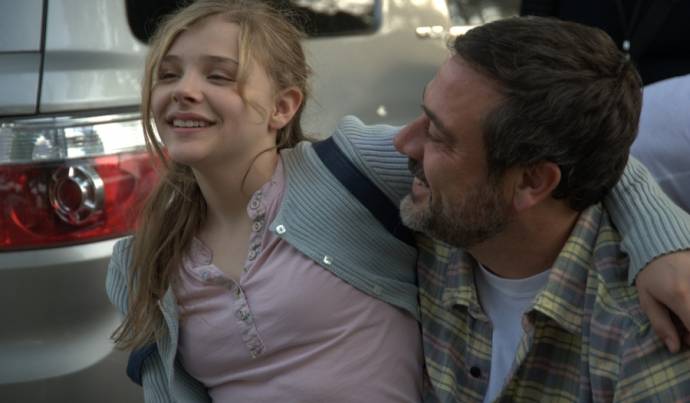 Chloë Grace Moretz (Little Anne Sliger) en Jeffrey Dean Morgan