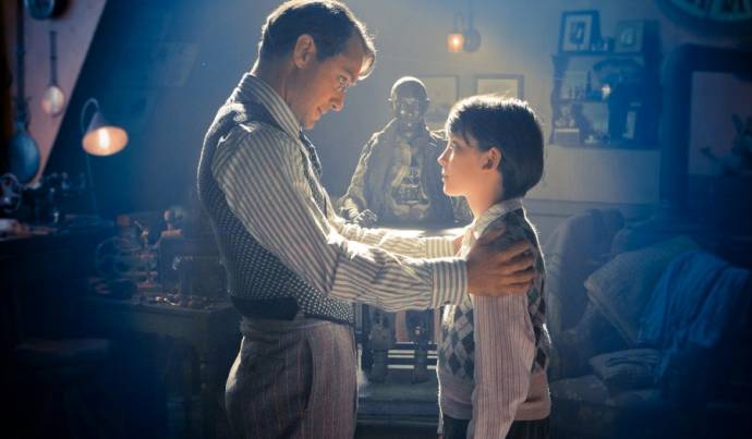 Jude Law (Hugo's Father) en Asa Butterfield (Hugo Cabret)