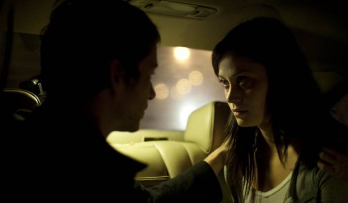 Simon Quarterman (Ben) en Fernanda Andrade (Isabella Rossi)