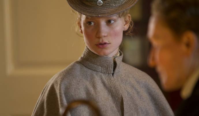 Mia Wasikowska (Helen Dawes)