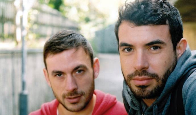 Tom Cullen (Russell) en Chris New (Glen)