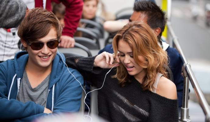 Douglas Booth (Kyle) en Miley Cyrus (Lola)