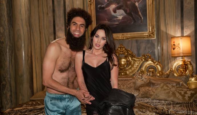 Sacha Baron Cohen (General Aladeen) en Megan Fox (Zichzelf)