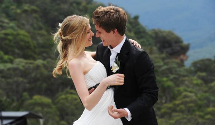 Laura Brent (Mia) en Xavier Samuel (David)