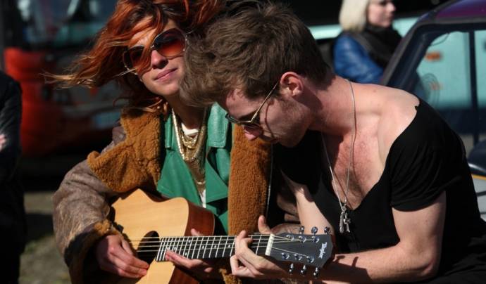 Natalia Tena (Morello) en Luke Treadaway (Adam)