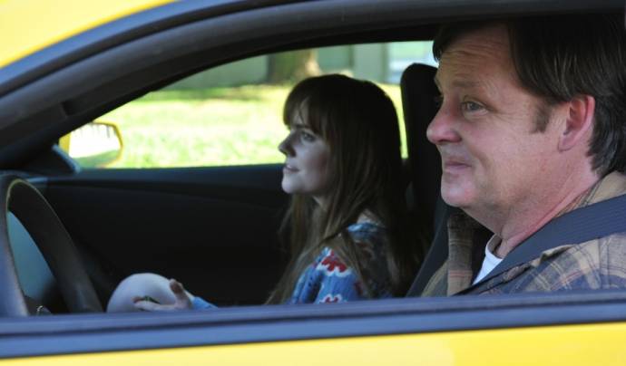 Tara Lynne Barr (Roxy) en Joel Murray (Frank)