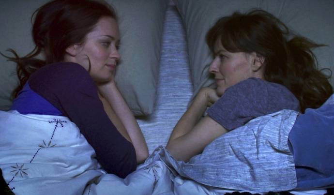 Emily Blunt (Iris) en Rosemarie DeWitt (Hannah)