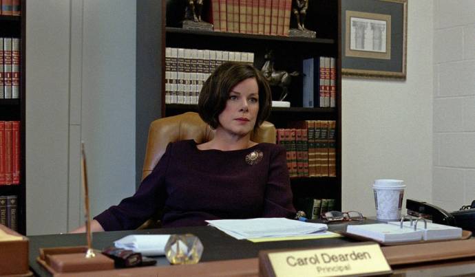 Marcia Gay Harden (Principal Carol Dearden)