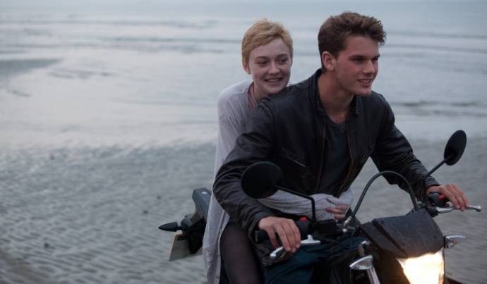 Dakota Fanning (Tessa Scott) en Jeremy Irvine (Adam)