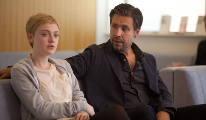 Paddy Considine en Dakota Fanning (Tessa Scott)