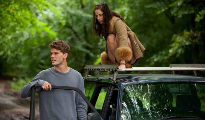 Jeremy Irvine (Adam) en Kaya Scodelario (Zoey)