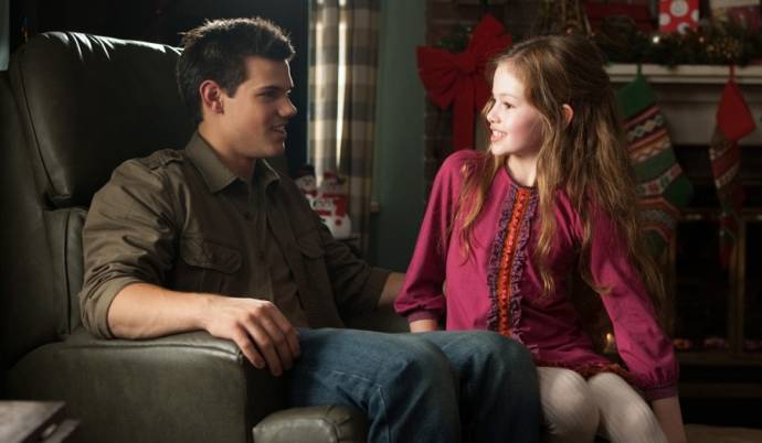 Taylor Lautner (Jacob Black) en Mackenzie Foy (Renesmee) in Twilight: Breaking Dawn Marathon