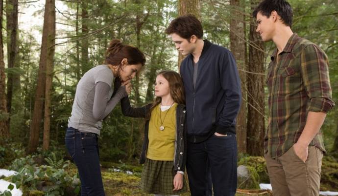 Kristen Stewart (Bella), Mackenzie Foy (Renesmee), Robert Pattinson (Edward Cullen) en Taylor Lautner (Jacob Black) in Twilight: Breaking Dawn Marathon