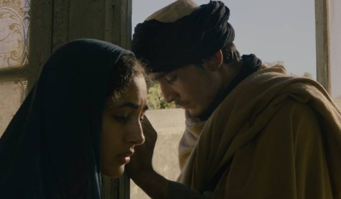 Golshifteh Farahani en Massi Mrowat (Young soldier) in The Patience Stone