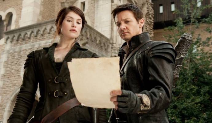 Gemma Arterton (Gretel) en Jeremy Renner (Hansel)