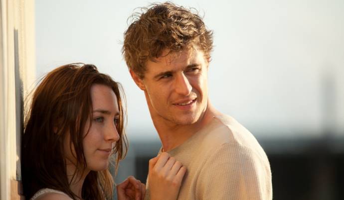 Saoirse Ronan (Melanie Stryder) en Max Irons (Jared Howe)