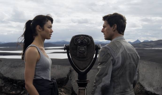 Olga Kurylenko (Julia) en Tom Cruise (Jack Harper)