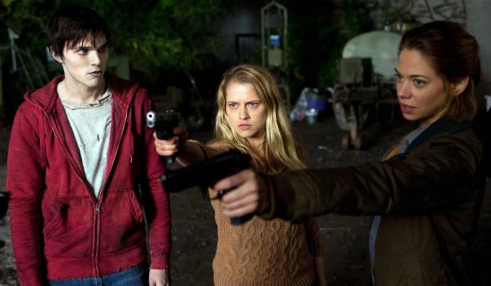 Nicholas Hoult (R), Teresa Palmer (Julie) en Lio Tipton (Nora)