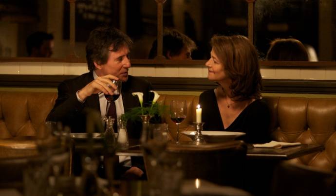 Gabriel Byrne (D.C.I. Bernie Reid) en Charlotte Rampling (Anna Welles)