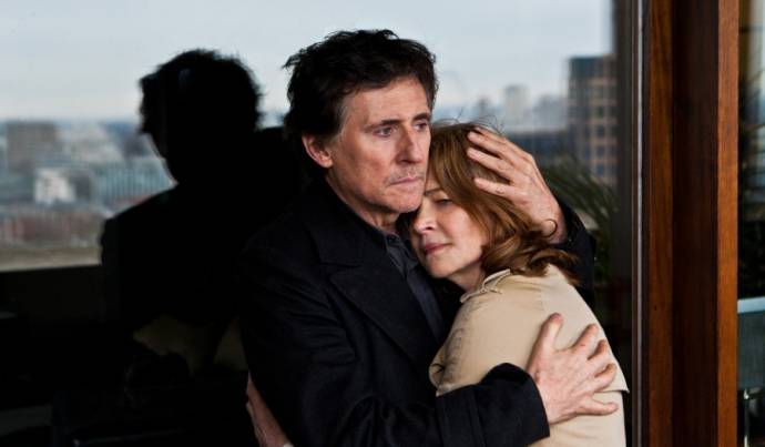 Gabriel Byrne (D.C.I. Bernie Reid) en Charlotte Rampling (Anna Welles)