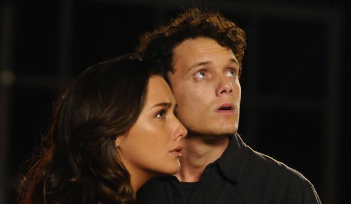 Addison Timlin (Stormy Llewellyn) en Anton Yelchin (Odd Thomas)