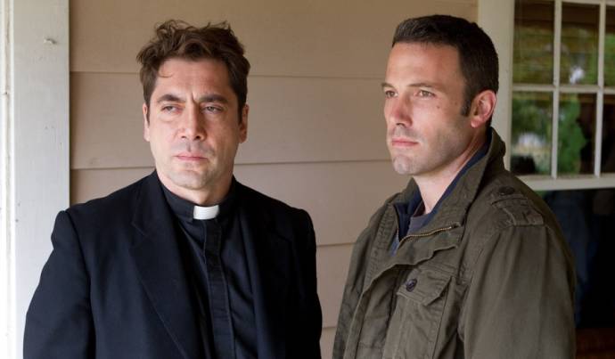 Javier Bardem (Father Quintana) en Ben Affleck (Neil)