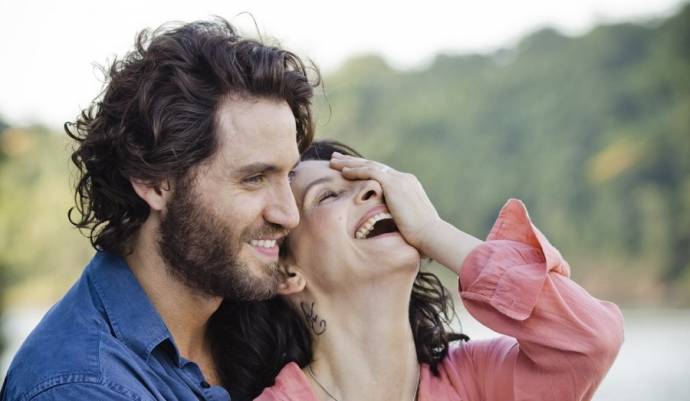 Juliette Binoche (Mila) en Edgar Ramirez (Javier)