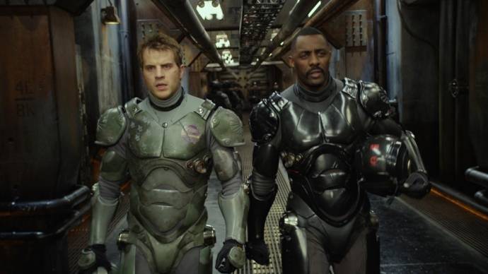 Charlie Hunnam (Raleigh Antrobus) en Idris Elba (Stacker Pentecost)