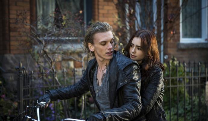 Jamie Campbell Bower (Jace Wayland) en Lily Collins (Clary Fray)