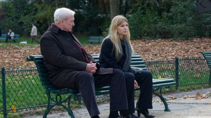 Michael Caine (Matthew Morgan) en Clémence Poésy (Pauline Laubie)