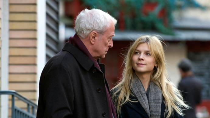 Michael Caine (Matthew Morgan) en Clémence Poésy (Pauline Laubie)