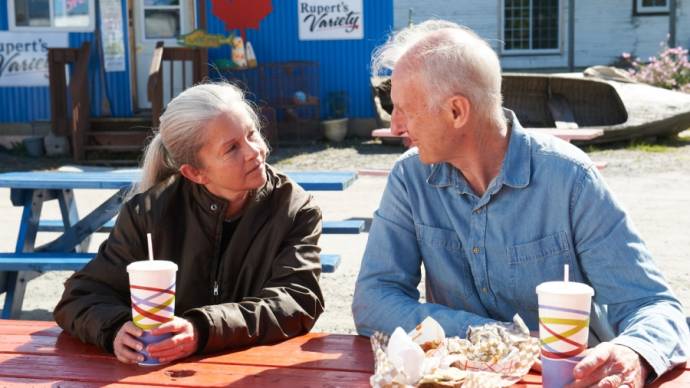 Geneviève Bujold (Irene Morrison) en James Cromwell (Craig Morrison)