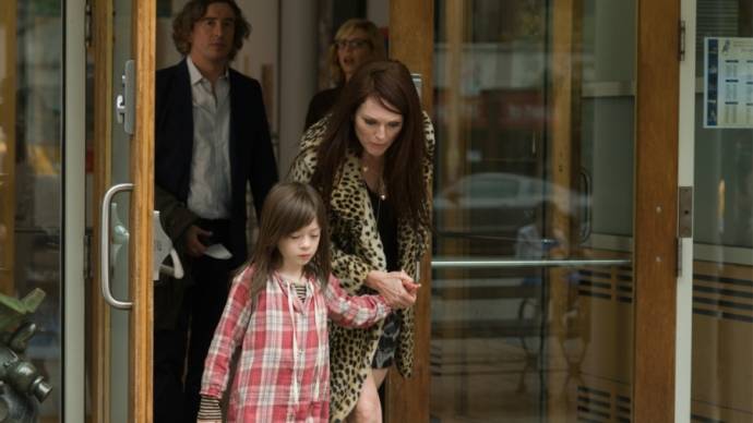 Steve Coogan (Beale), Onata Aprile (Maisie) en Julianne Moore (Susanna)