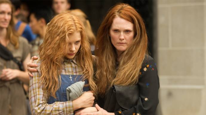 Chloë Grace Moretz (Carrie White) en Julianne Moore (Margaret White)