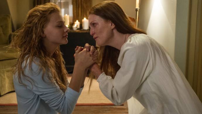 Chloë Grace Moretz (Carrie White) en Julianne Moore (Margaret White)