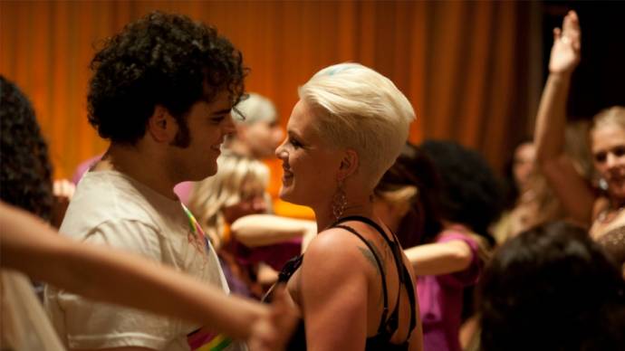 Josh Gad (Neil) en P!nk Moore (Dede)