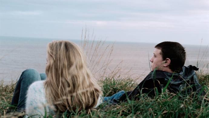 Kate Dickie (Cathy) en George MacKay (Aaron)