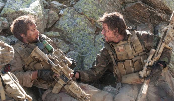 Ben Foster (Matt 'Axe' Axelson) en Mark Wahlberg (Marcus Luttrell)