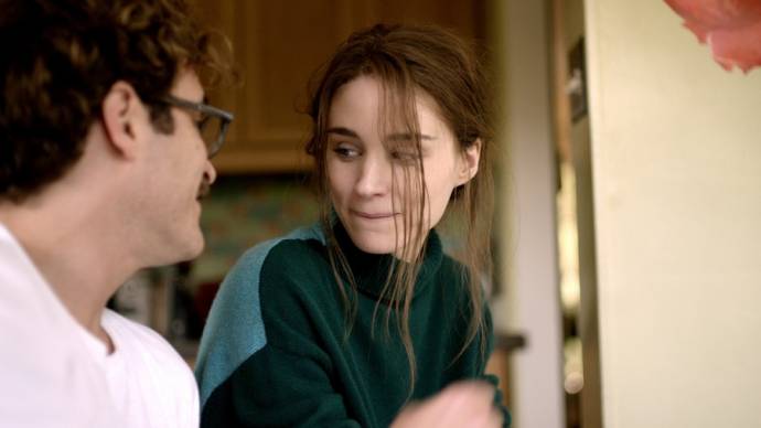 Joaquin Phoenix (Theodore) en Rooney Mara