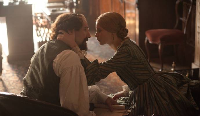Ralph Fiennes (Charles Dickens) en Felicity Jones (Nelly)